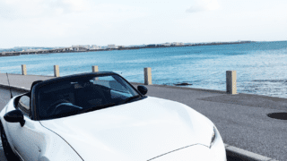 白いオープンカー
