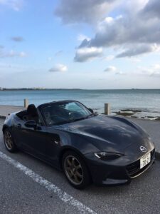 黒のユーノスロードスター　沖縄でドライブ